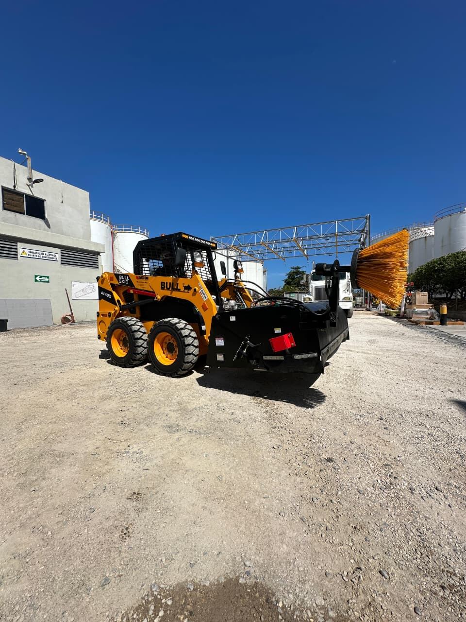 Bull mini cargador con accesorio escoba industrial