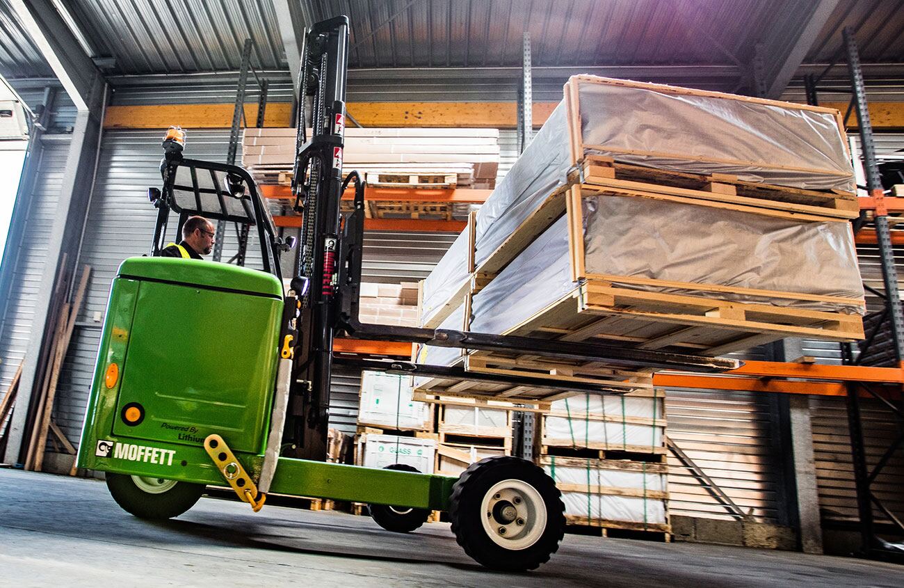 Moffett E4 carretilla elevadora transportable montada en camión