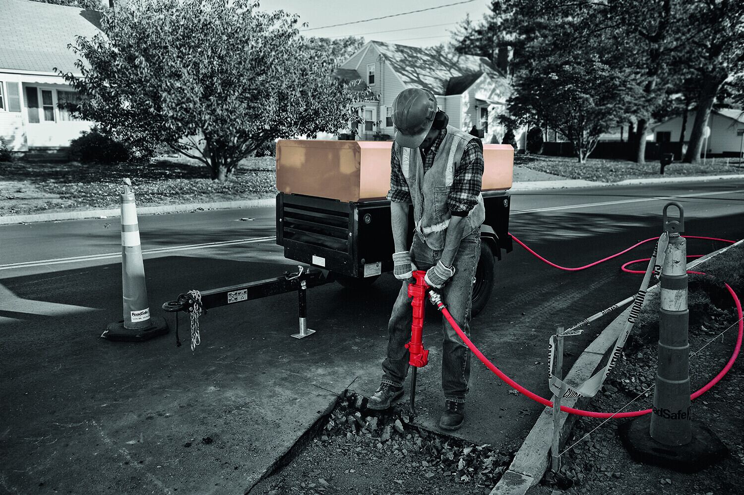 Toku martillo neumático en uso sobre pavimento urbano