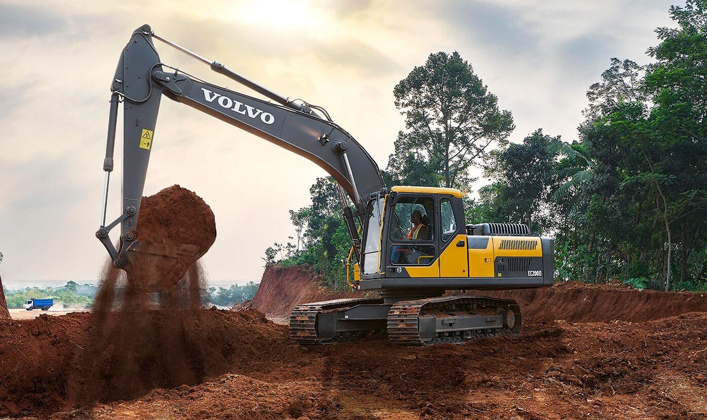 Excavadora Volvo CE en tierra roja