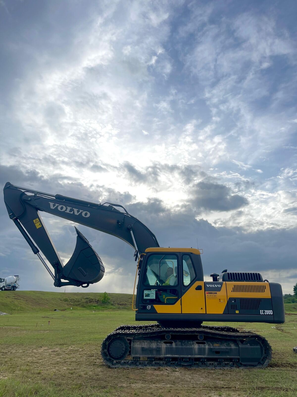 Volvo EC200D  vista dramática cielo
