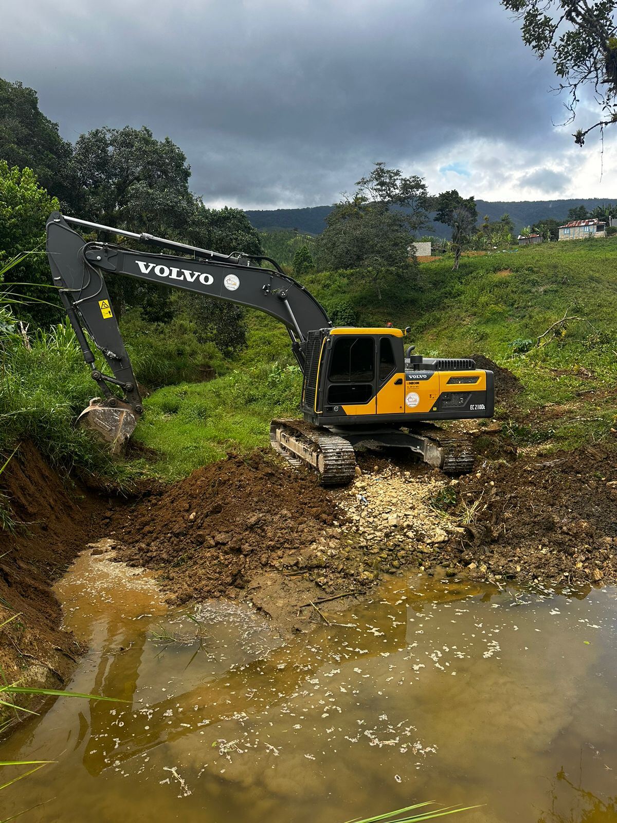 Volvo EC210D trabajando en cauce de río