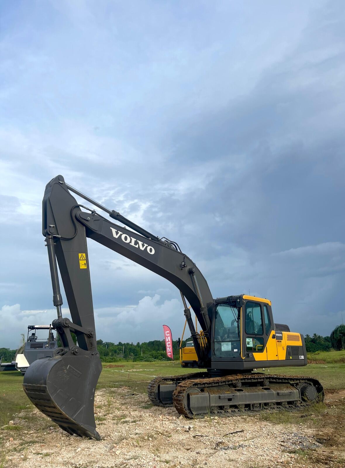 Excavadora Volvo CE  cielo dramático